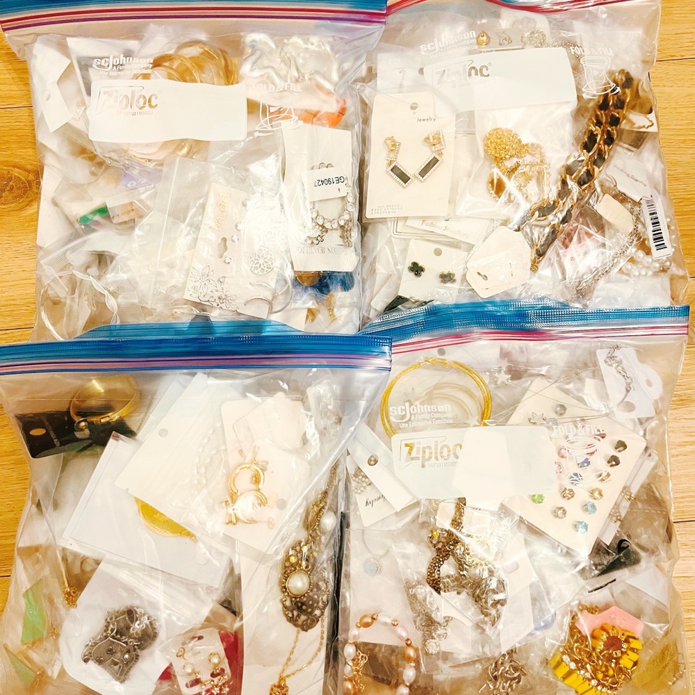 Lot of 1000 Pairs Mixed Jewelry – Necklaces, Earrings, Bracelets, Rings